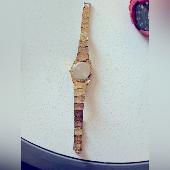 Vintage Waltham Diamond Nugget Watch Gold Tone Stainless Steel new battery - Picture 5 of 11